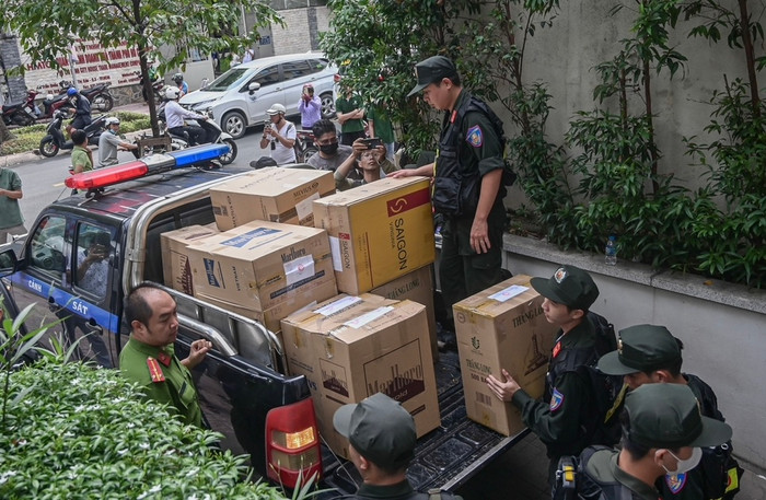 Cảnh sát khám xét, đưa nhiều thùng tài liệu rời biệt thự của CEO Quốc Cường Gia Lai.