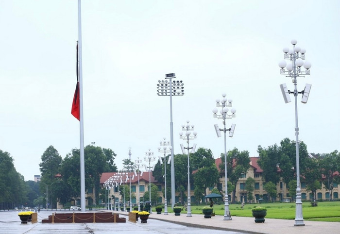 Cờ rủ được treo trong 2 ngày Quốc tang.