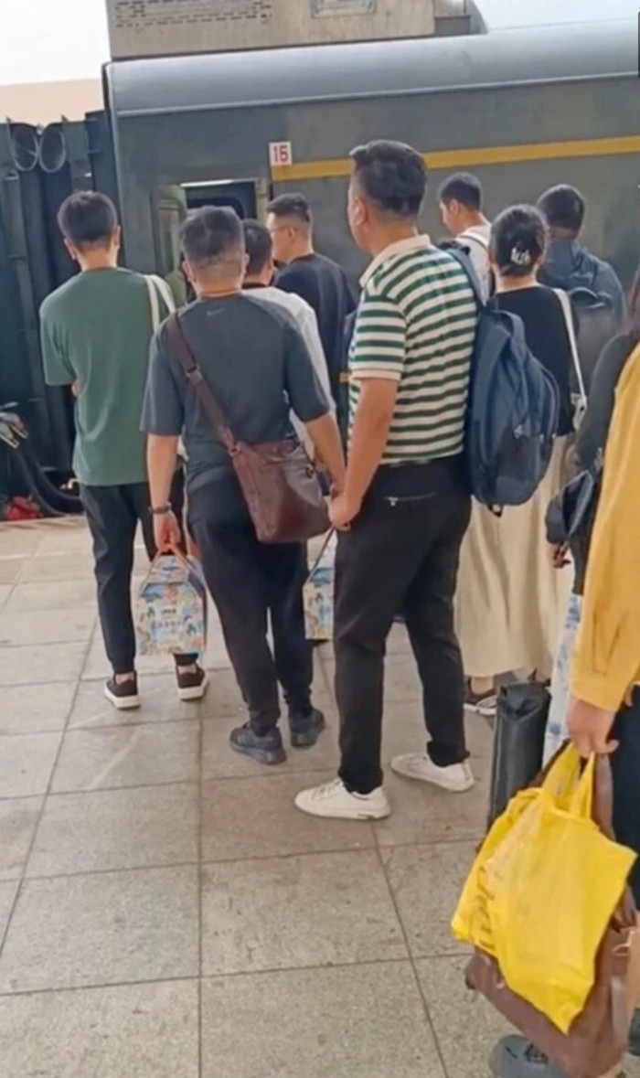 Độc lạ: Người chồng vượt 320 km đi là mỗi ngày vì tình yêu vợ Ảnh 2