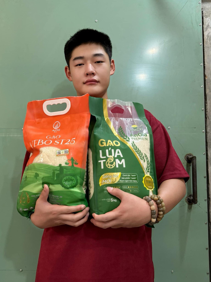 Dịch Dương thường xuyên lên sóng trên livestream của dì Hằng để hỗ trợ livestream.