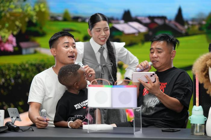 Kết hợp livestream bán hàng cùng Quang Linh, Hằng Du Mục thu hút sự chú ý bởi màn tương các có duyên, phối hợp ăn ý của hai chị em.