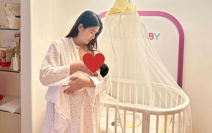 Kha Ly bế con gái vào lòng khi ở bệnh viện. Ảnh: FBNV