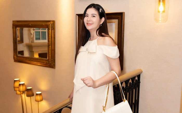 Kha Ly có hành động gây tò mò khi khoe con gái Ảnh 2