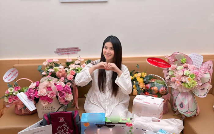 Kha Ly đón nhận tình yêu thương từ người thân, gia đình qua những món quà thiết thực sau khi sinh con. Ảnh: FBNV