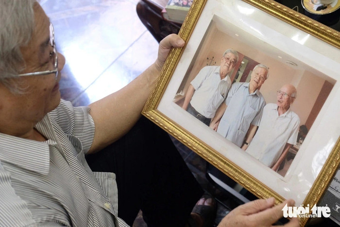 PGS.TS, nhà văn Nguyễn Ngọc Thiện chụp ảnh lưu niệm cùng Tổng bí thư Nguyễn Phú Trọng trong một buổi họp lớp - Ảnh: NGUYÊN BẢO 