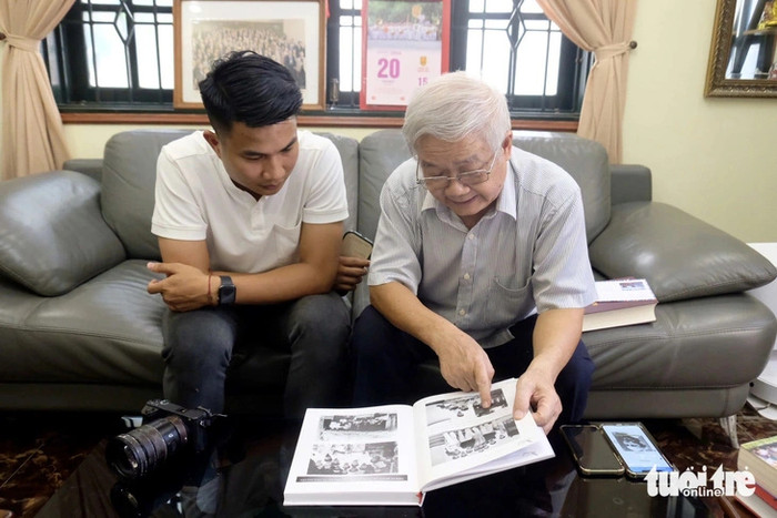 Ông Thiện kể với phóng viên Tuổi Trẻ Online những kỷ niệm hồi còn chung lớp, chung trường với 'anh' Nguyễn Phú Trọng - Ảnh: NGUYÊN BẢO 