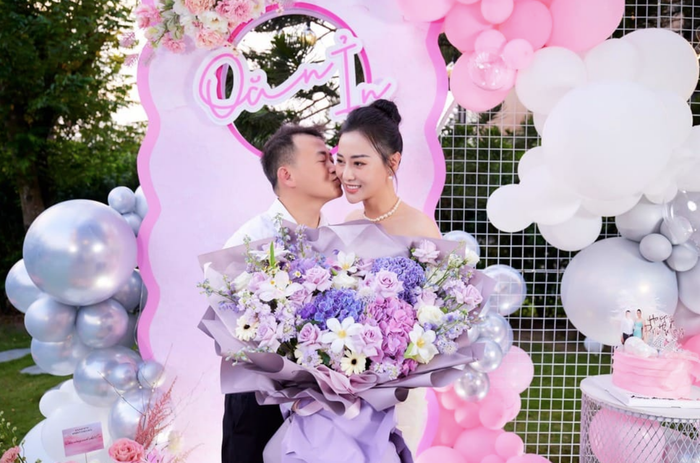 Phương Oanh khẳng định cô yêu nhau Shark Bình vì tình cảm chứ không phải vì chuyện quà cáp. 