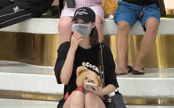 Á hậu Việt bị nghi cặp kè với bác sĩ hơn 26 tuổi: Hiện sống ẩn, toàn diện đồ che bụng Ảnh 2