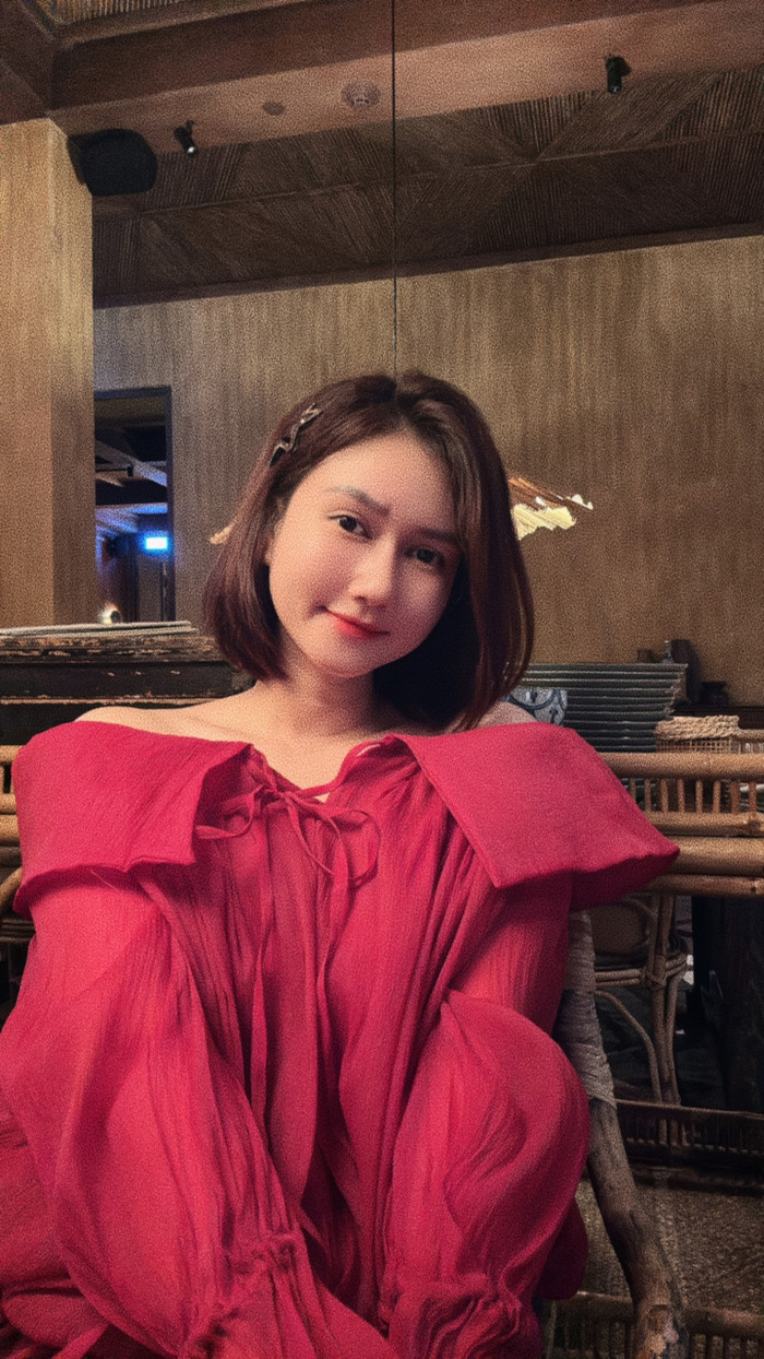 Hương Giang diện đồ rộng rãi, khoe nhan sắc xinh đẹp ở những tháng đầu thai kỳ.