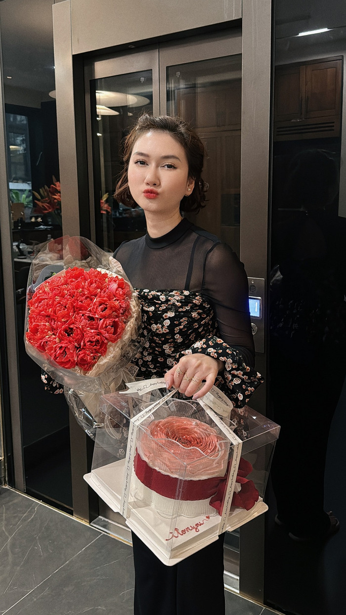 Trên mạng xã hội, Hương Giang thường xuyên đăng tải những khoảnh khắc hạnh phúc, được bạn trai hết mực cưng chiều. 