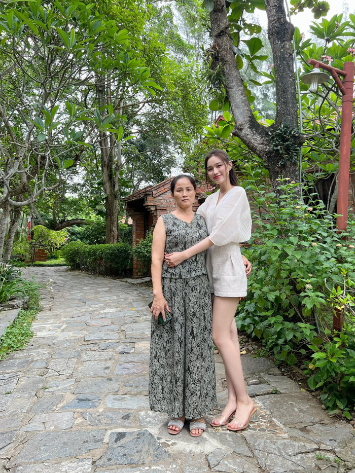 Ở đời thường, mẹ ruột Đỗ Thị Hà đẹp một cách giản dị, không quá khoa trương dù có con gái là Hoa hậu Việt Nam - danh hiệu tiếng tăm, có sức ảnh hưởng nhất quốc gia. Bà ưa chuộng những thiết kế đồ bộ tối màu, rộng rãi, được làm từ chất liệu mềm mỏng, thoải mái.