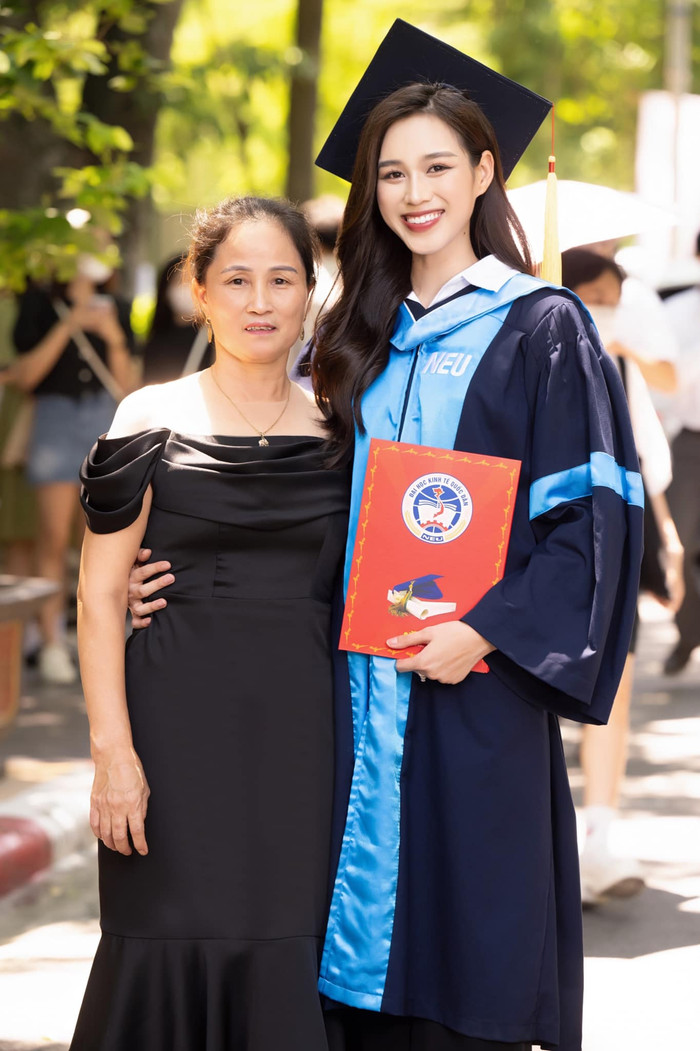 Sau 2 năm kết thúc nhiệm kỳ, Đỗ Thị Hà vẫn giữ vững sức hút vốn có. Sắc vóc của người đẹp xứ Thanh cũng thăng hạng rõ rệt và không có dấu hiệu sa sút phong độ. Chi tiết này khiến người hâm mộ tin rằng cựu Hoa hậu Việt Nam được thừa hưởng những gen trội từ gia đình, đặc biệt là mẹ ruột.