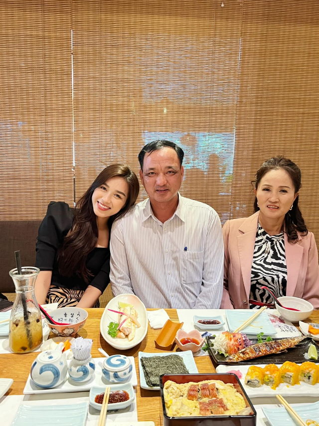 Đỗ Thị Hà là con gái út trong nhà, được bố mẹ giáo dục nghiêm khắc, uốn nắn từ nhỏ. Thời điểm dự thi Hoa hậu Việt Nam, nàng hậu xứ Thanh hoàn toàn giấu bố mẹ câu chuyện này.