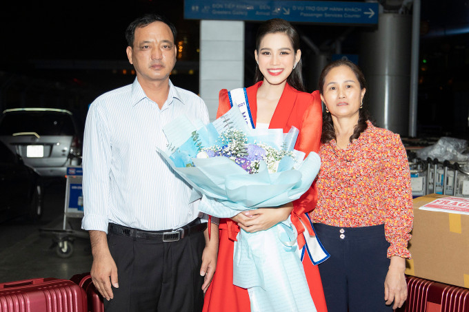 Khi đăng quang Hoa hậu Việt Nam 2020, Đỗ Thị Hà phải theo lịch trình công việc dày đặc, thường xuyên di chuyển vào TP.HCM để tham gia sự kiện, tập luyện trước thềm thi quốc tế. Tuy nhiên, gia đình của nàng hậu đều có mặt trong những dịp trọng đại để ủng hộ con gái. Trước thềm lên đường sang Puerto Rico chinh chiến Miss World 2021, bố mẹ của Đỗ Thị Hà đã có mặt tại sân bay, đưa tiễn và tiếp thêm động lực cho con gái.