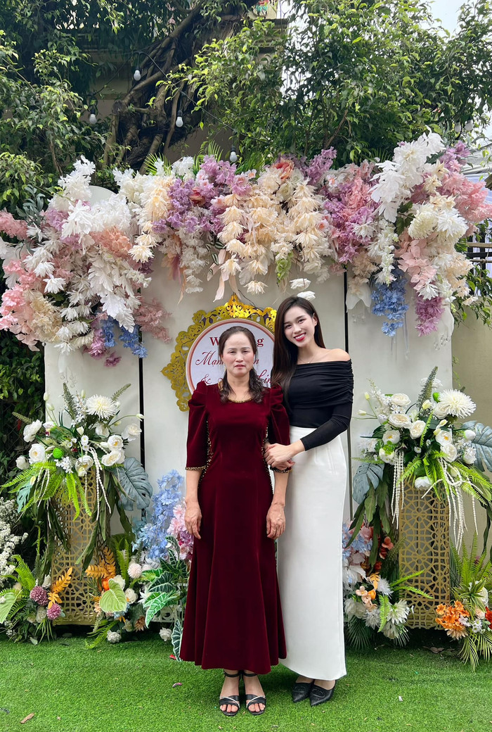 Mẹ ruột Đỗ Thị Hà gây chú ý với vẻ ngoài thu hút, trẻ trung. Trong cùng một khung hình, bà cùng con gái có chiều cao không quá cách biệt. Không những vậy, mẹ ruột Đỗ Thị Hà còn ghi điểm với làn da trắng sáng.