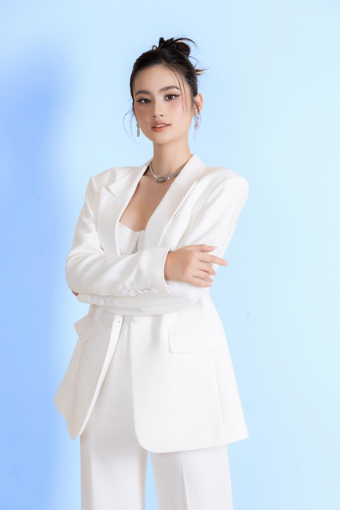 Hoa hậu Ý Nhi đang cho thấy sự trưởng thành sau giông tố.