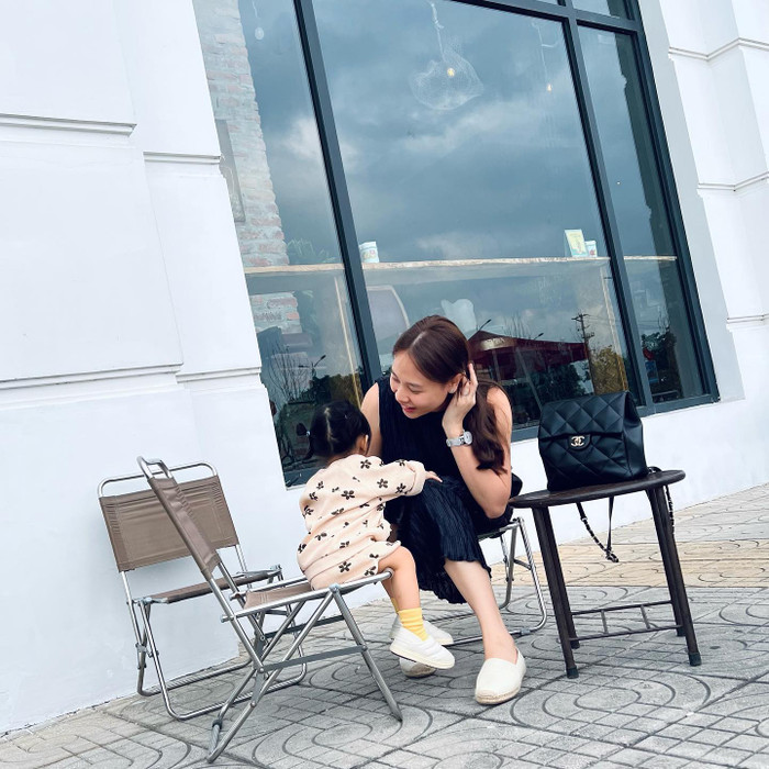 Trong một lần xuống phố với nhóc tỳ, Đàm Thu Trang diện trang phục rộng rãi, thoải mái tạo sự dễ dàng trong việc đi đứng. Để tổng thể thêm phần 'chanh xả', vợ Cường Đô La còn mang theo chiếc ba lô đến từ thương hiệu gắn liền với Jennie (BLACKPINK). Mức giá bán của món phụ kiện này hơn 160 triệu đồng.