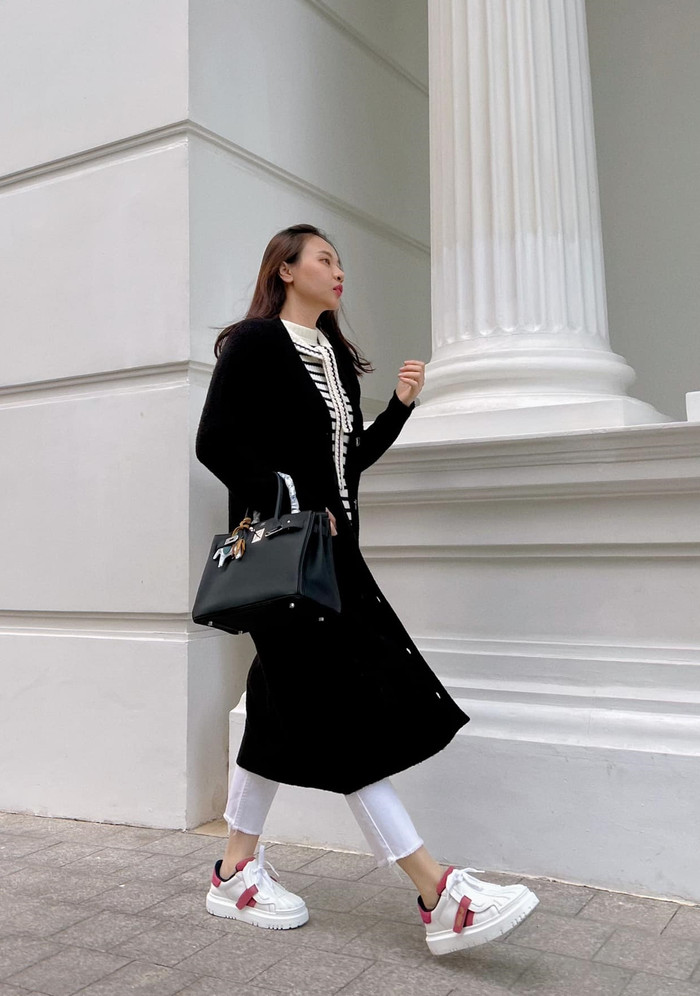 Trong cùng dòng túi này, vợ Cường Đô La còn có thêm phiên bản màu đen. Cô khéo léo kết hợp với chiếc móc cài hình chú ngựa nhỏ xinh ngay trên quai xách.