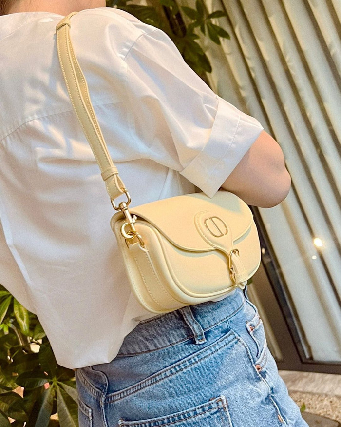 Đàm Thu Trang từng khiến công chúng trầm trồ khi đăng tải hình ảnh khoe chiếc túi màu vàng chanh đến từ 'nhà mốt' có chị cả Jisoo (BLACKPINK) làm đại sứ thương hiệu. Giá bán của thiết kế này rơi vào khoảng 2900 USD (hơn 68 triệu đồng).