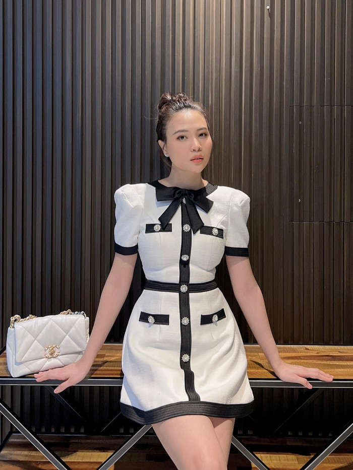 Đàm Thu Trang từng khiến công chúng trầm trồ khi xách mẫu túi hiệu màu trắng kem đến từ 'nhà mốt' có Jennie (BLACKPINK) làm đại sứ thương hiệu. Giá bán của món phụ kiện này rơi vào khoảng 4800 USD (hơn 110 triệu đồng).