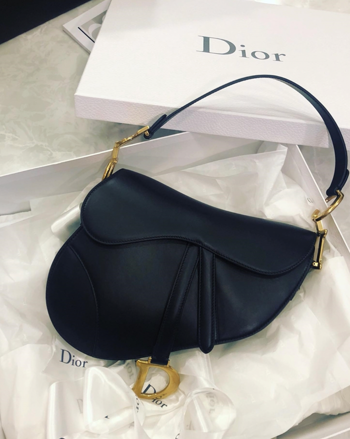 Trong cùng thương hiệu này, vợ Cường Đô La còn sở hữu thêm mẫu túi form dáng yên ngựa, màu đen đơn giản, không có hoạ tiết. Tuy nhiên, giá bán của món phụ kiện này lại lên đến hơn 4300 USD (khoảng hơn 100 triệu đồng).