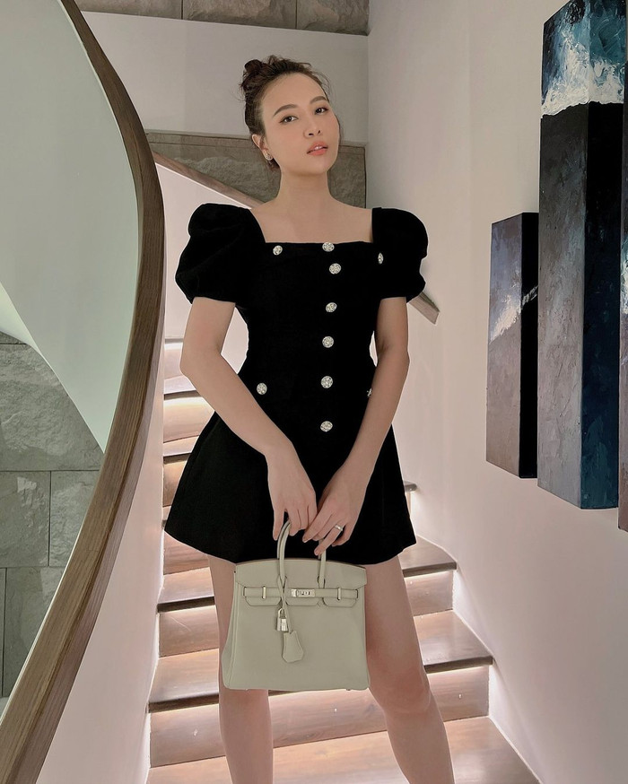 Từ khi kết hôn với 'đại gia phố núi' Cường Đô La, cuộc sống của Đàm Thu Trang trở nên sang chảnh, nhung lụa. Không những sống trong 'cơ ngơi' hiện đại, đầy đủ tiện nghi, cô còn mạnh tay chi tiền 'tậu' hàng hiệu. Đàm Thu Trang sở hữu mẫu túi xách thuộc dòng Birkin trị giá hàng tỷ đồng đến từ một thương hiệu đình đám trên thế giới.