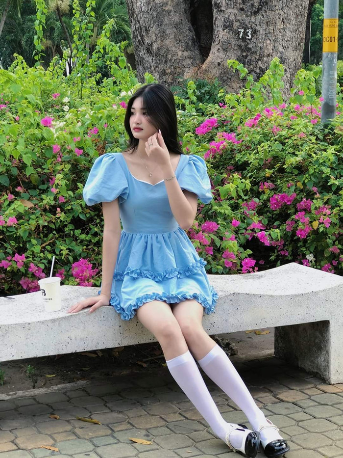 Ngoài việc học tại trường, Diễm Ly còn đang ôn luyện chương trình học bổng tiếng Anh trong vòng 14 tháng để lấy chứng chỉ Ielts cũng như học kỹ năng giải phóng hình thể, ứng xử cùng các chuyên gia.