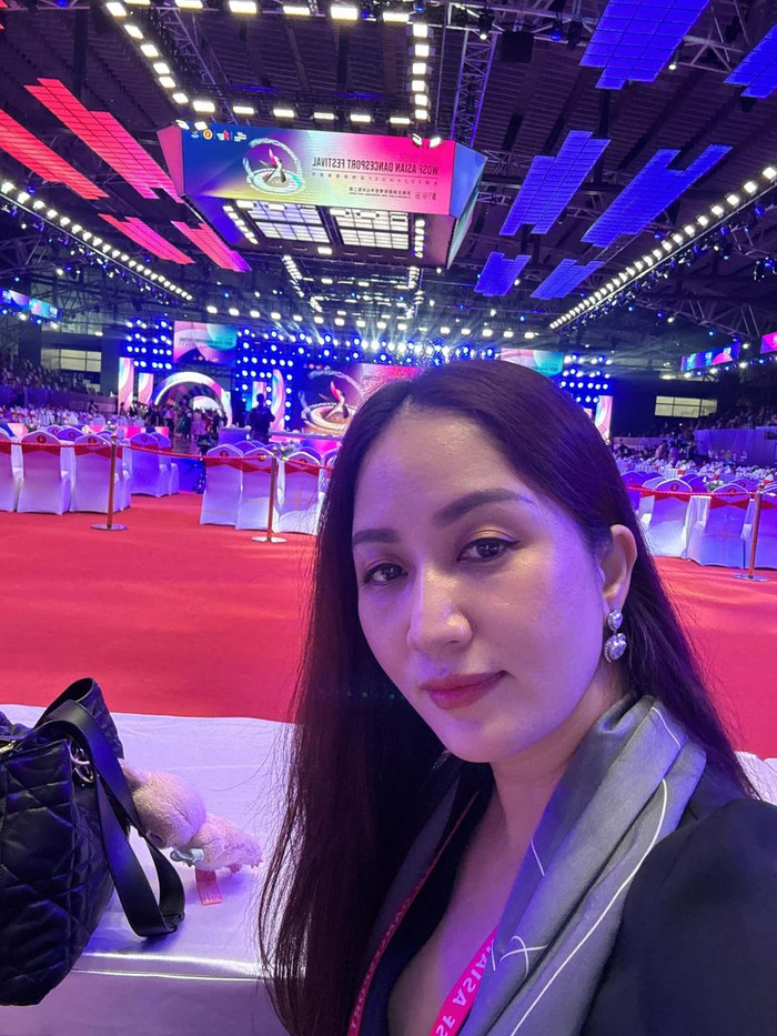 Khánh Thi hoàn thành xong nhiệm vụ chấm thi.