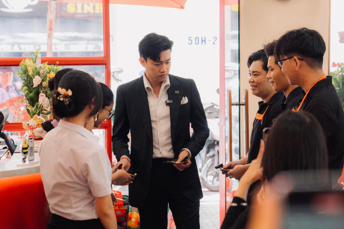 Quốc Trường luôn bận rộn với công việc kinh doanh. Ảnh: FBNV