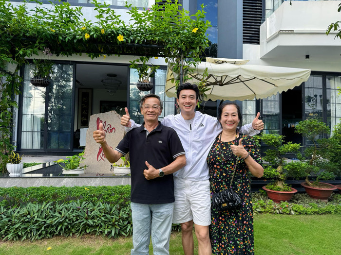 Không chỉ xây riêng cho bản thân một căn nhà lớn, Quốc Trường còn tặng bố mẹ tổ ấm hoành tráng, đẹp mắt ở quê nhà. Ảnh: FBNV