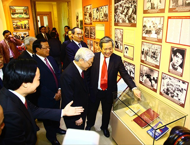 Tổng Bí thư Nguyễn Phú Trọng thăm Phòng truyền thống ĐH Quốc gia Hà Nội năm 2013. Ảnh: Bùi Tuấn 