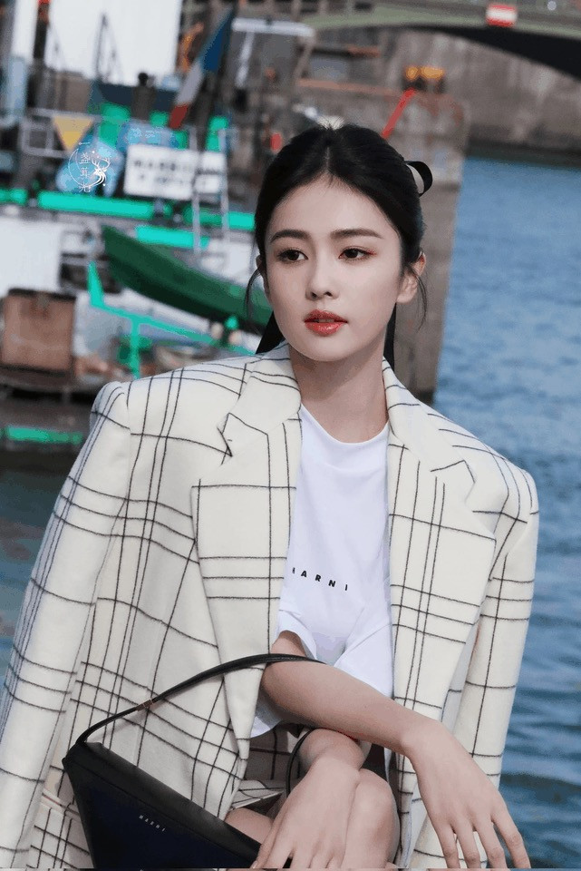 Bạch Lộc diện nguyên set đồ của GUCCI nhưng không khác gì hàng nhái trên mạng.