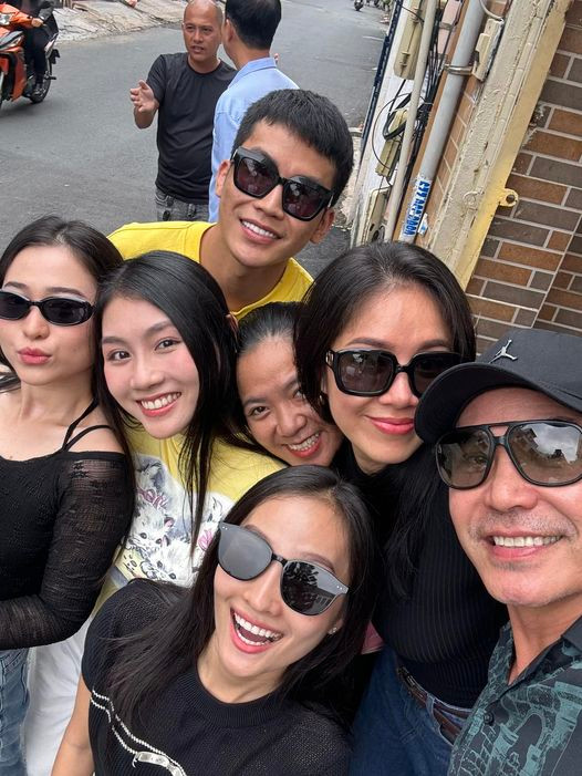 Diễn viên Trung Dũng khoe ảnh cùng Lê Phương và các đồng nghiệp trong buổi định trang cho dự án phim mới.