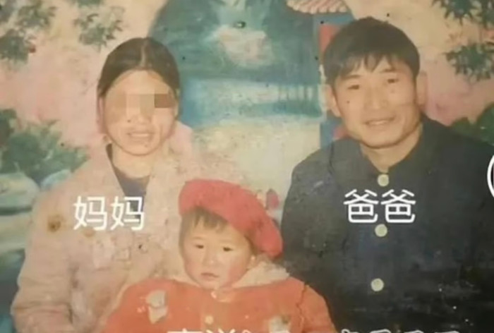 Gouming chụp ảnh cùng cha mẹ ruột trước khi bị lạc tại một nhà ga xe lửa đông đúc. Ảnh: Sydney Today