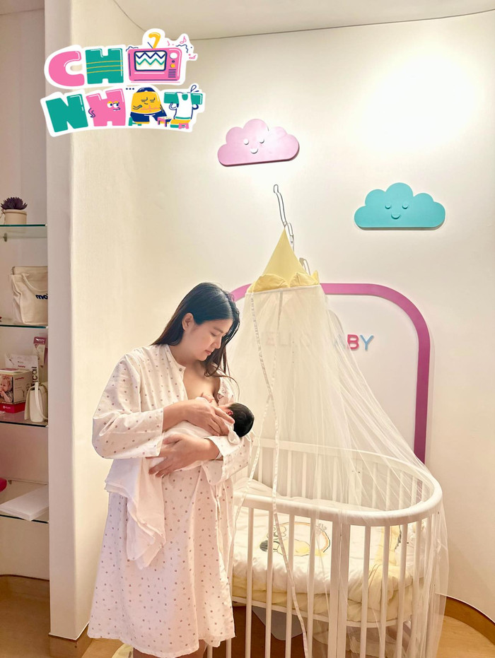 Kha Ly chăm con gái nhỏ, được chồng hỗ trợ tận tình. 