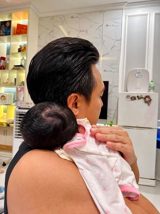 Chồng Kha Ly khoe ảnh ẵm con gái 8 ngày tuổi trên tay.