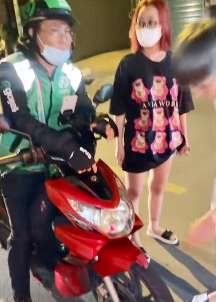 Cuộc tranh cãi của cô gái và bác tài xế khiến cộng đồng mạng thích thú.