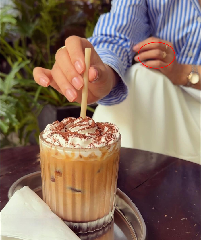 Bella Mai bị cư dân mạng 'soi' đeo nhẫn ở ngón áp út.