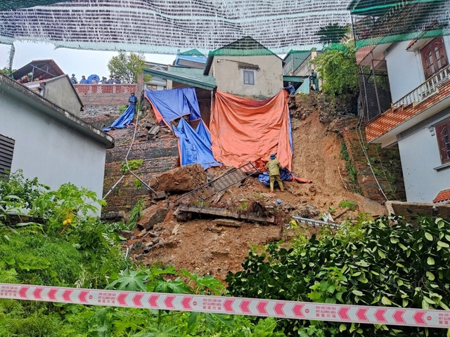Lực lượng chức năng khắc phục sạt lở tại tổ 4, khu 7, phường Bãi Cháy, TP Hạ Long 