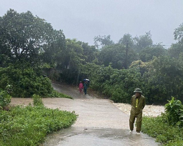 Xã Bình Khê (thị xã Đông Triều) cắt cử người canh gác đường tràn cảnh báo người và phương tiện không lưu thông qua tràn khi lũ về 