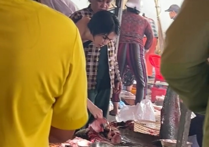 Rộ clip Ngọc Trinh đi chợ, diện mạo khác lạ gây xôn xao Ảnh 2