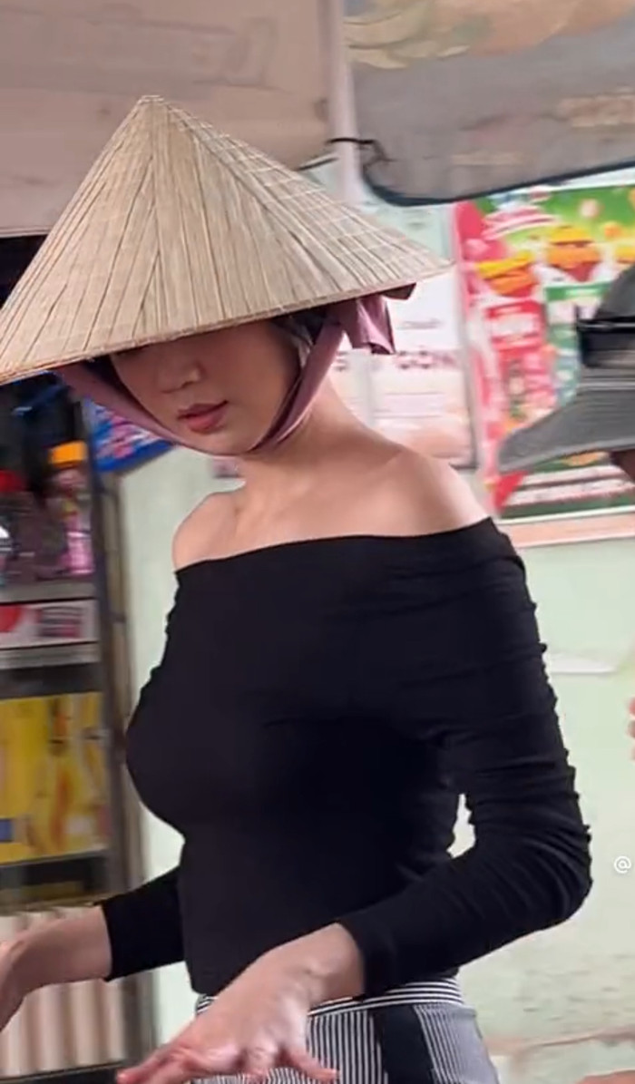 Cô để tóc ngắn, trông trẻ trung hơn. 