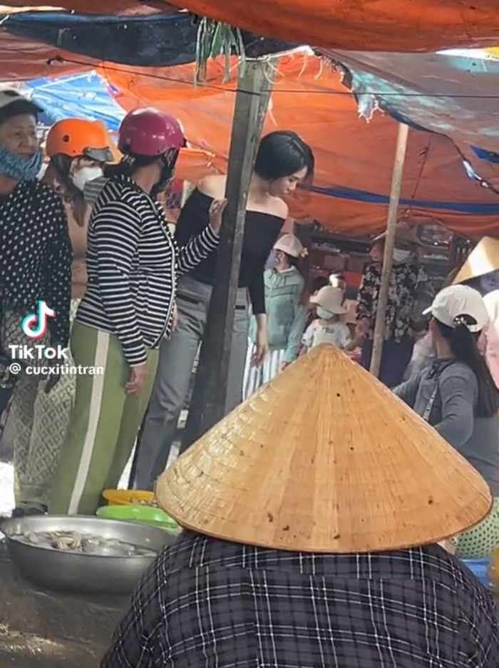 Rộ clip Ngọc Trinh đi chợ, diện mạo khác lạ gây xôn xao Ảnh 1