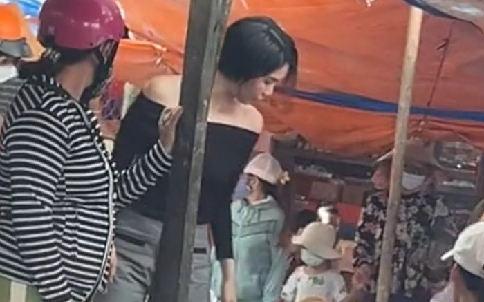 Rộ clip Ngọc Trinh đi chợ, diện mạo khác lạ gây xôn xao Ảnh 2