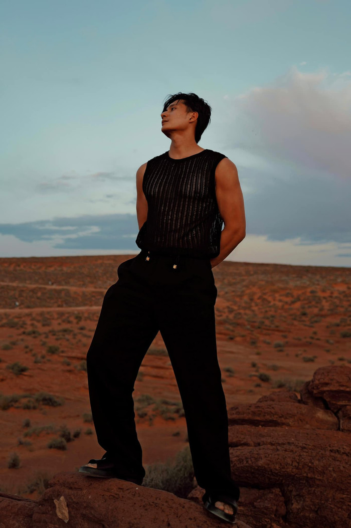 Lệ Quyên dành lời khen khi bạn trai khoe vóc dáng săn chắc.