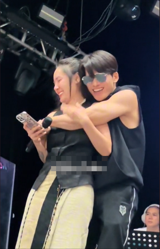 Phương Linh phản ứng ra sao khi bị nam đồng nghiệp 'ôm cứng' trên sân khấu? Ảnh 1