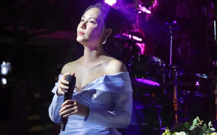 Phương Linh phản ứng ra sao khi bị nam đồng nghiệp 'ôm cứng' trên sân khấu? Ảnh 2