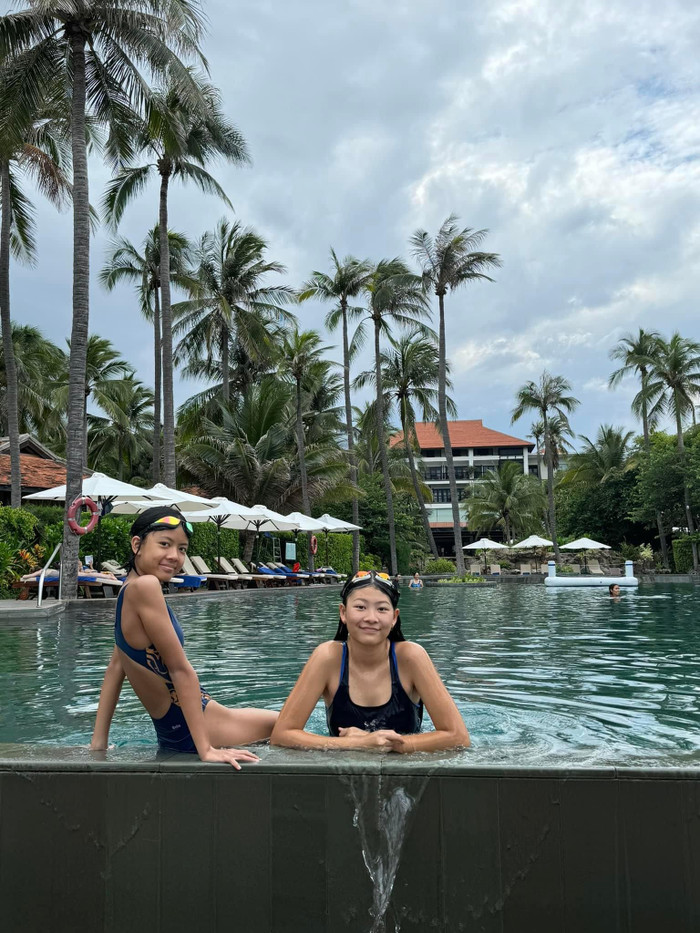 Đã cao sẵn nhưng cô bé cũng rất chăm chỉ tập luyện thể dục thể thao như bơi lội. Trong chuyến du lịch ngắn ngủi, An Nhiên cũng tranh thủ rèn luyện bản thân.