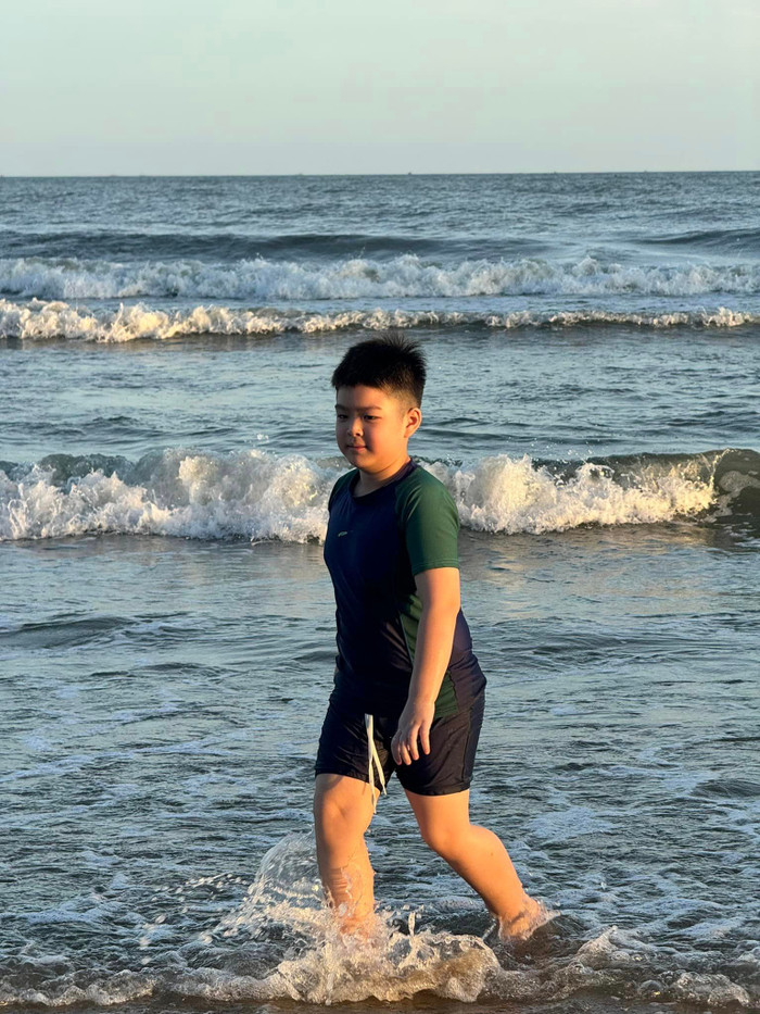 Con trai Nhật Kim Anh có chiều cao nổi bật, gương mặt sáng.