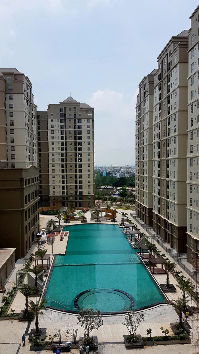 Hồ bơi này có diện tích lên đến 1800m2, trong đó chiều dài 70m và được bao quanh bởi khuôn viên cây xanh mát dịu